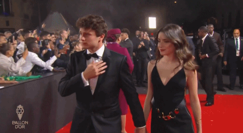 永旺配资 太养眼了! 内维斯携女友现身金球奖红毯